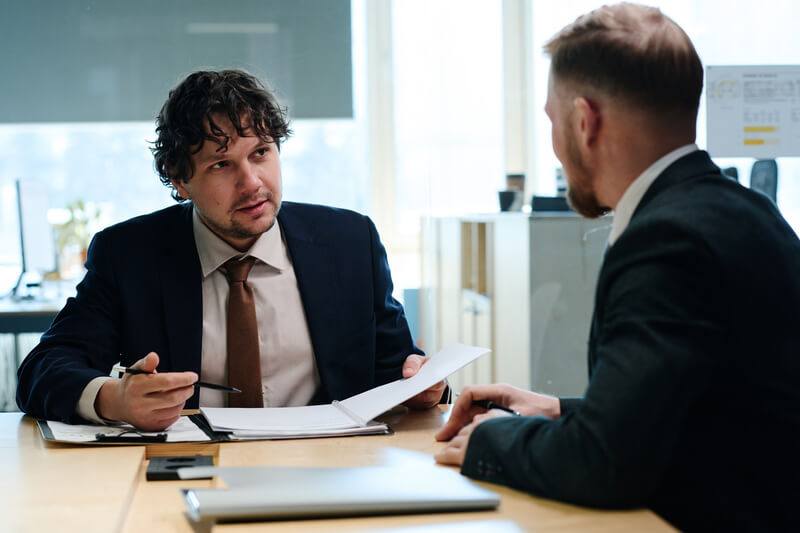 alvara judicial homens conversando