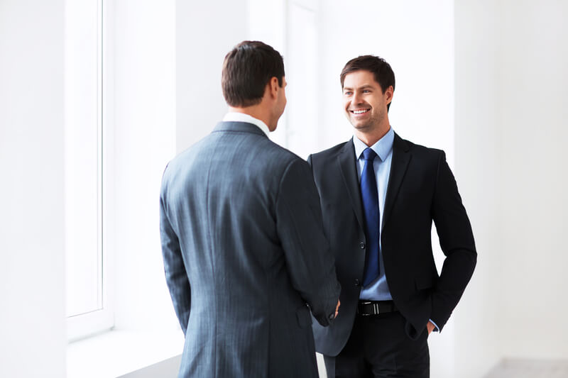 antecipacao creditos judiciais homens conversando