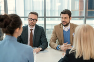 cessionario e cedente discutindo contrato