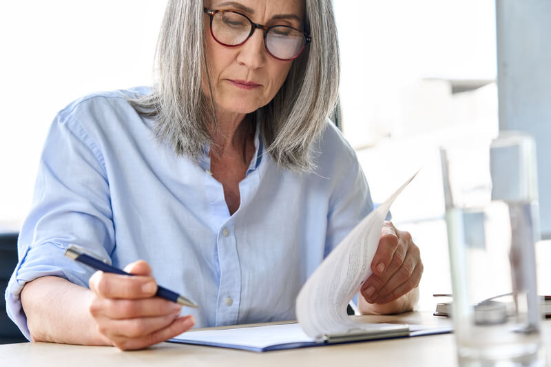 o que e cessao credito mulher assinando papel